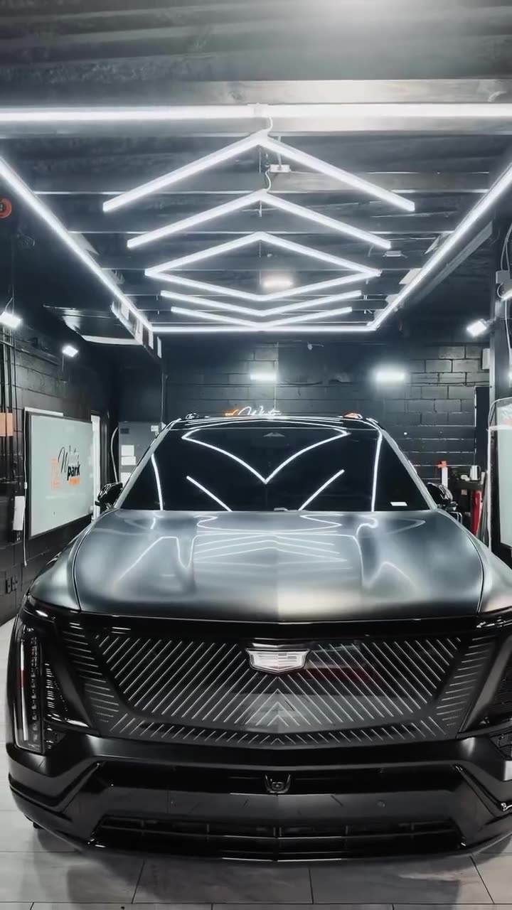 Instalación de PPF mate LLumar en un Cadillac, y el auto terminado bajo las luces del taller