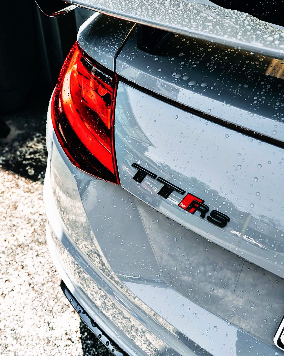Audi TT RS con agua perlada tras protección hidrofóbica en Meguiars Detail Center