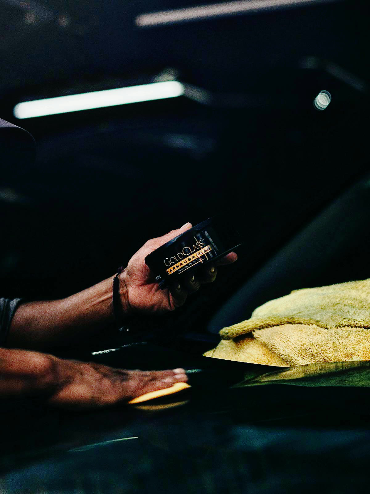 Encerado a mano con Meguiar’s Gold Class y aplicador amarillo